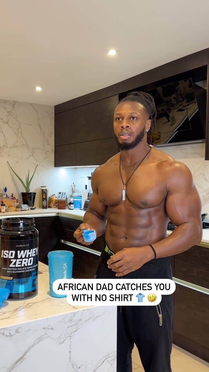 Ulissesworldのインスタグラム：「African dad catches you with no shirt on 😂🤣 You can never get peace in an African household as a bodybuilder 😂 Who can relate? 😭」