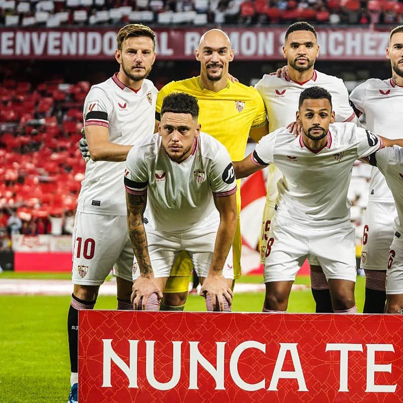 セビージャFCのインスタグラム：「Los nuestros 🤝 #ElGranDerbi 🤍❤️   #WeareSevilla #NuncaTeRindas」