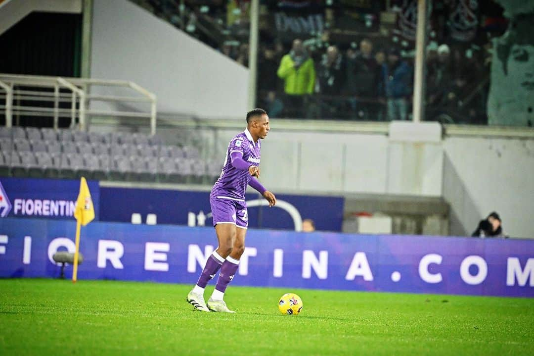 ジェリー・ミナさんのインスタグラム写真 - (ジェリー・ミナInstagram)「➕3️⃣ Los tres puntos se quedan en casa #ForzaViola 💜⚜️ @acffiorentina #adidasfootball」11月13日 3時44分 - yerrymina