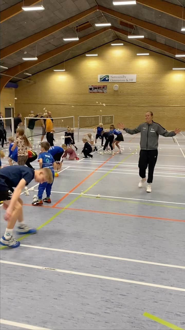 カミラ・リター・ユール & クリスティナ・ペデルセンのインスタグラム：「Vi er stadig høje over en fantastisk badminton-dag i går🏸🤩   I 2tal Sport arbejder vi med alle målgrupper. Fra nybegynder til elite og alt der imellem👌🏼🏸  #badminton #familiebadminton #hyggebadminton   @sparekassen_danmark  @castusdk  @yonexscandinavia  @kosmosrenew   Tak til Lindholm Badminton Klub for perfekte rammer🙌🏼」