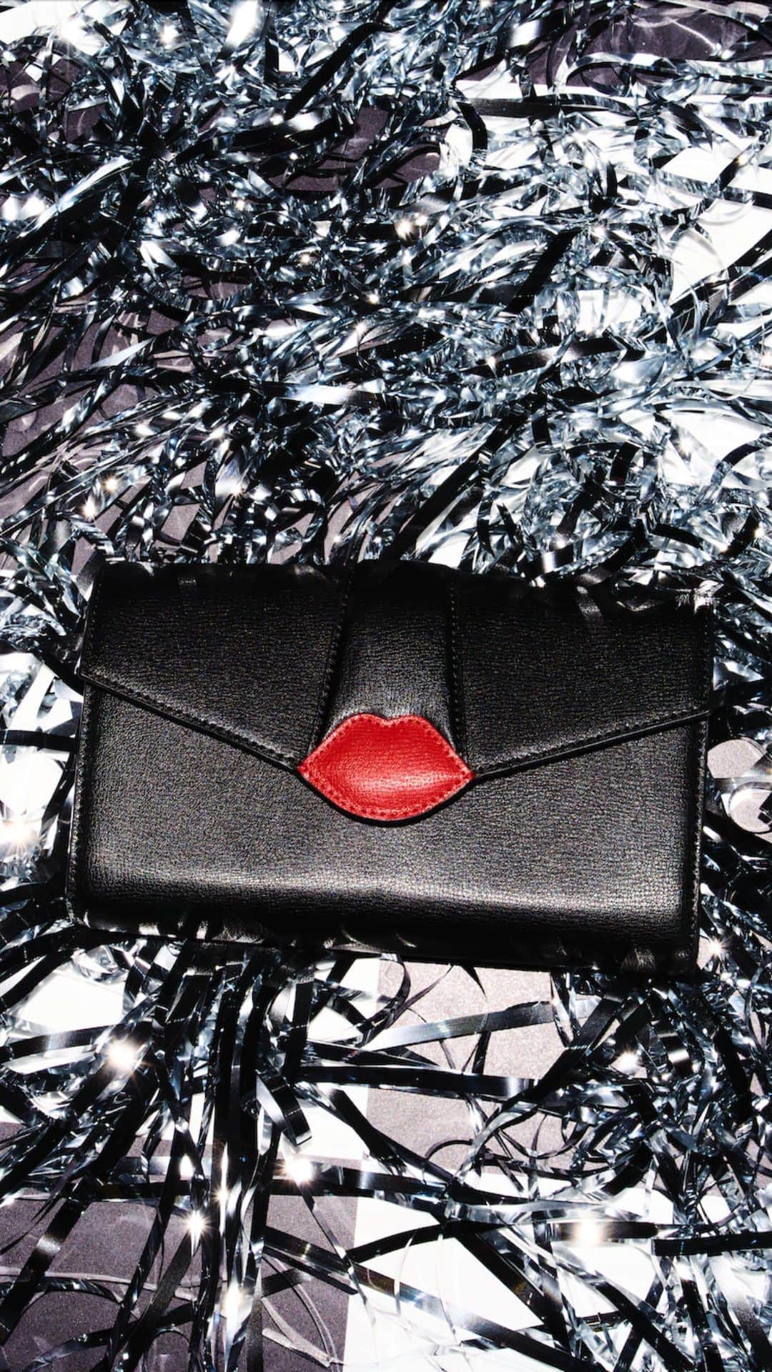 ルルギネスのインスタグラム：「Clutch, crossbody, 24-7 party piece...​we’re getting in the mood for glamour with ​new lip adorned Abby.  Shop online via the link in bio.  #LuluGuinness」