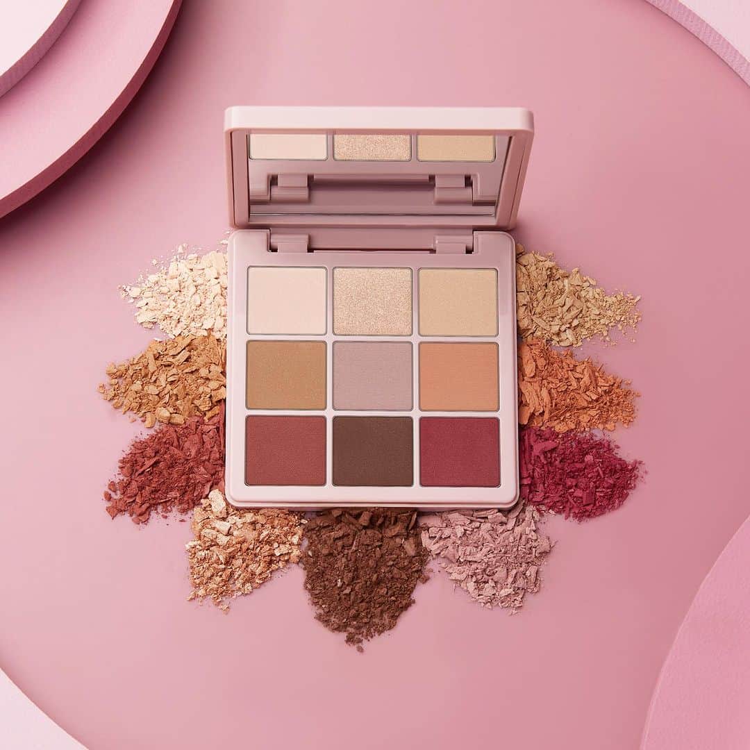 Anastasia Beverly Hillsのインスタグラム：「Our latest obsession 😍 Comment below your favore shades in our Modern Renaissance Mini Eyeshadow Palette! 💖  💫Tempera — matte velvety beige 💫Primavera —  metallic shimmery gold dust 💫Golden Ochre —  matte earthy yellow 💫Raw Sienna — matte neutral amber 💫Buon Fresco — matte antique lavender 💫Burnt Orange — matte deep orange 💫Red Ochre — matte sienna 💫Cyprus Umber — matte dark coffee 💫Love Letter — matte raspberry  Shop now at the link in bio!   #AnastasiaBeverlyHills」