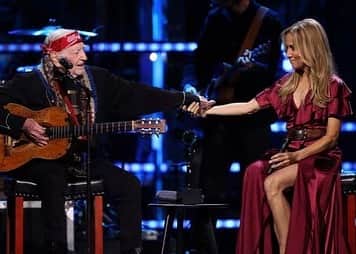 シェリル・クロウのインスタグラム：「Being inducted into the @rockhall with @willienelsonofficial made it even more special. And getting to sing Crazy with him made my night! ❤️  Photo 4: I could not have imagined this moment! Sharing the stage with my hero, Willie, and @chrisstapleton and @davematthewsband! Let’s take this on the road fellas!」