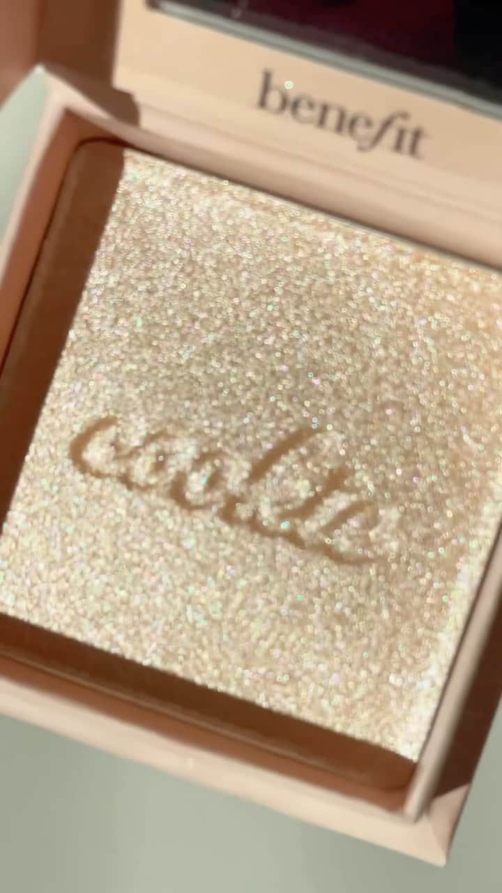 のインスタグラム：「POV: Your Cookie highlighter is mega-pigmented and it only takes a little bit to immediately glow 😮‍💨 ⁠ ⁠ 📹: @beigeandsimple⁠ 🔊: @prayagxmishra⁠ ⁠ #benefitcosmetics #highlighter #makeup」