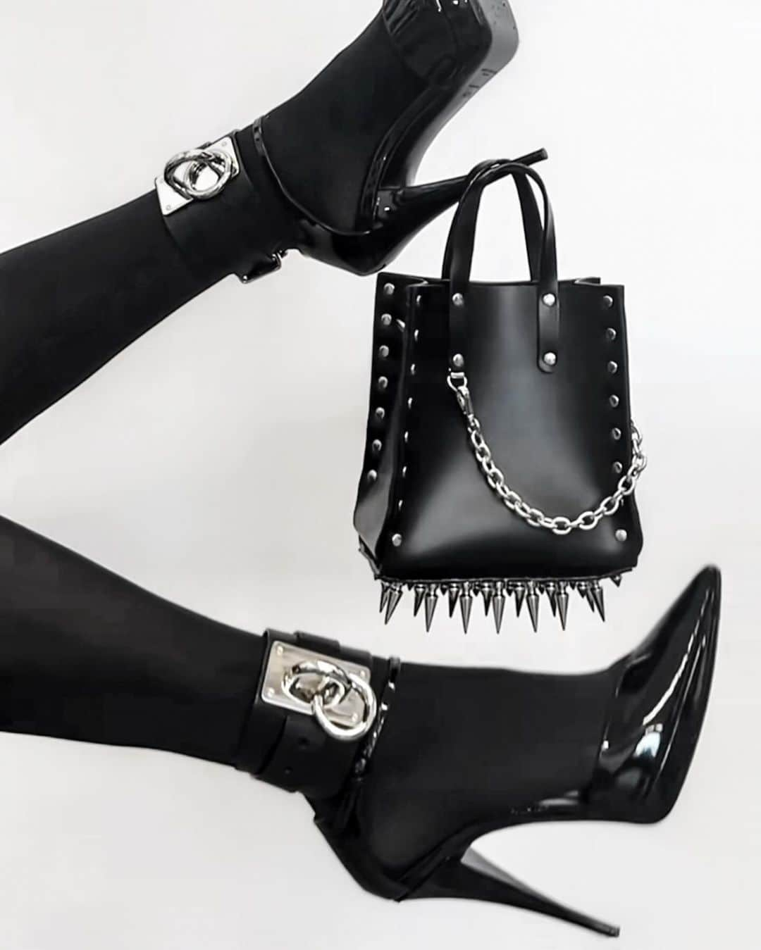 ZANA BAYNEのインスタグラム：「How to properly carry the Spike Drip Tote 💋  Choker Cuff (2.5”) set size L worn on ankles」