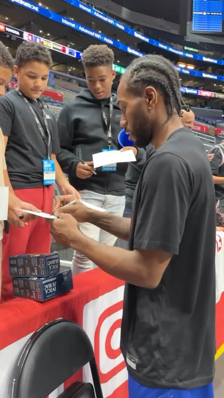 NBAのインスタグラム：「Kawhi showin’ love on the new threads ❤️ 💙」