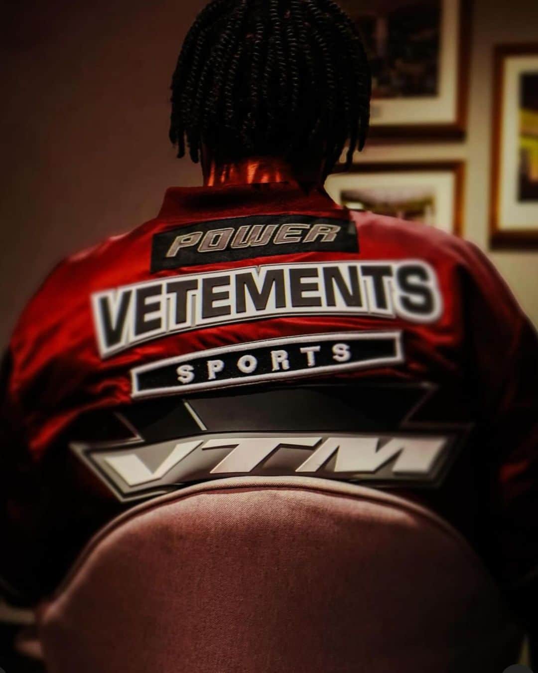 ヴェトモンのインスタグラム：「VETEMENTS WORN BY YOU  PICS: 1-2: @siix.lee 3: @giorgiiaaa 4: @crueltysoul 5-8: @thanksdevo」