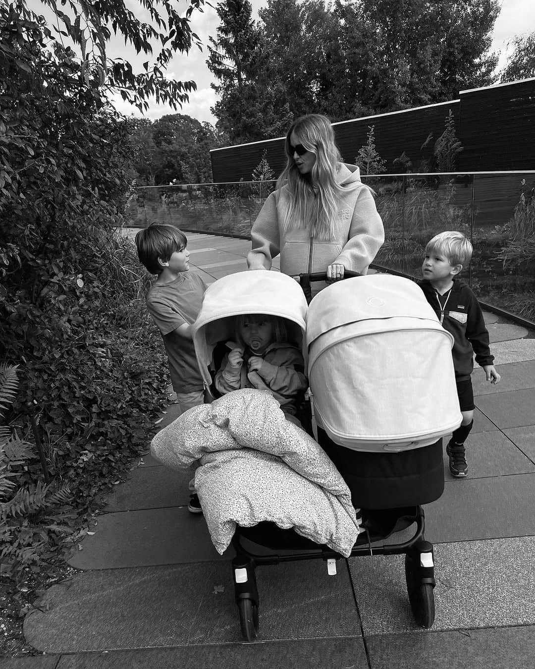 ペニーレ・タイスベックさんのインスタグラム写真 - (ペニーレ・タイスベックInstagram)「From our first stroll back in August with the whole fam💙💙💙💗」11月13日 4時12分 - pernilleteisbaek