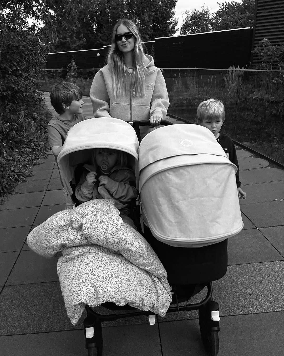ペニーレ・タイスベックのインスタグラム：「From our first stroll back in August with the whole fam💙💙💙💗」