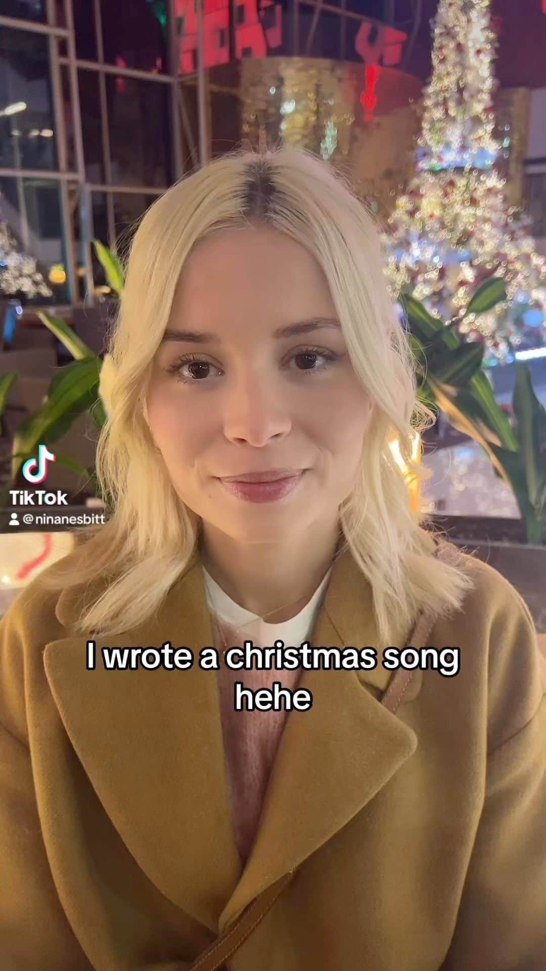 ニーナ・ネスビットのインスタグラム：「hi guys I wrote a christmas song! 🎁 an early present from me to you out this friday… shoutout to melanie x」