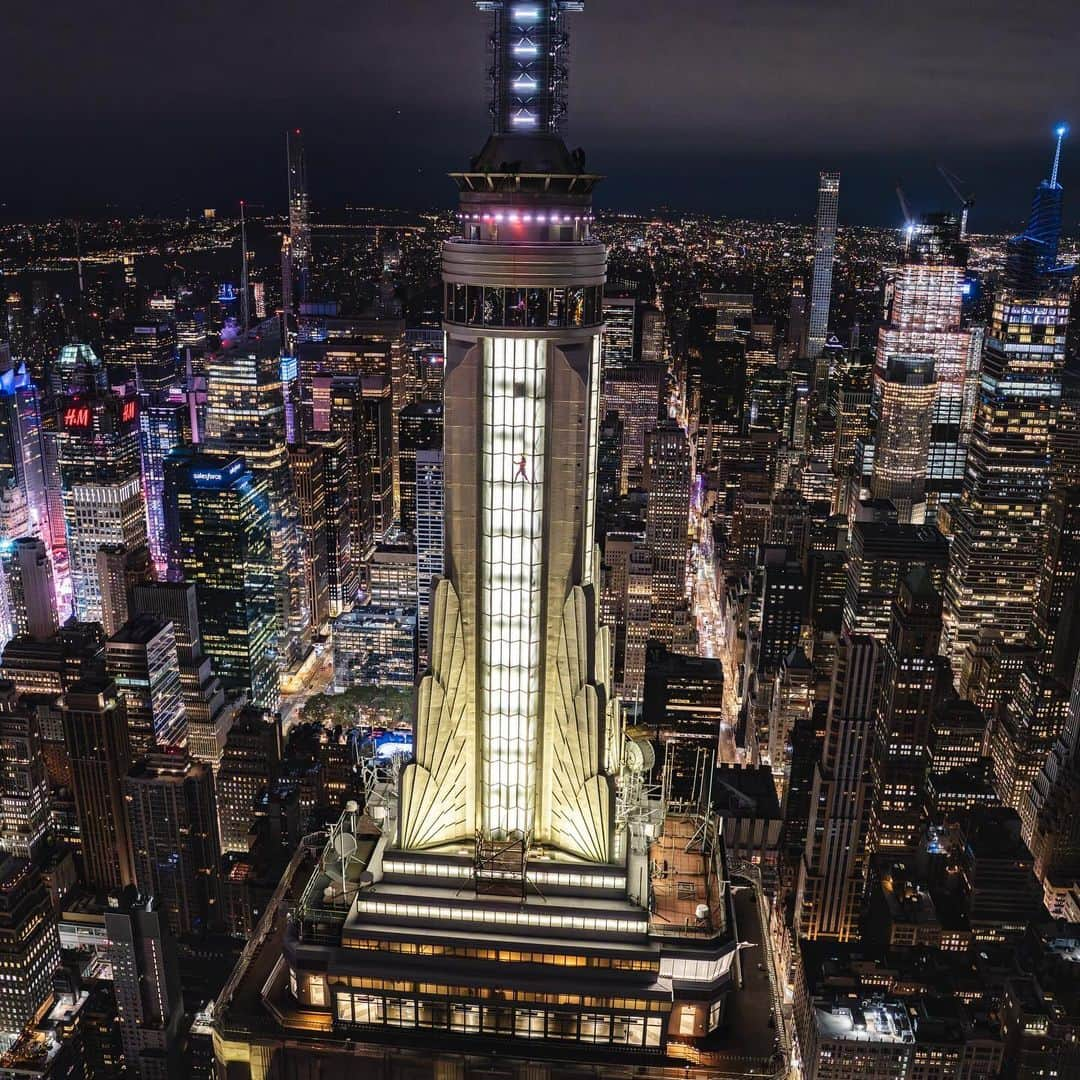 クリス・バーカードさんのインスタグラム写真 - (クリス・バーカードInstagram)「Spot the human? Real life Spiderman @jaredleto climbing the glass panels on the Empire State Building at 5- I didn’t expect my quick NYC trip would include working with @renan_ozturk this wild pre dawn moment. 40mph winds and frigid temps made this morning pretty interesting.   Thanks for the loaner cam Renan. The @sonyalpha A7CR paired with the 24-70mm F2.8 was a gem.   @expedition.studios @gotham.film @vancalcine」11月13日 4時23分 - chrisburkard