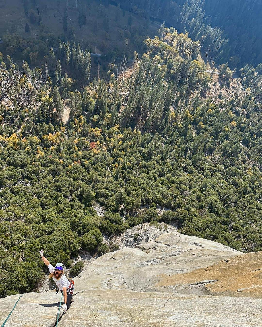 アレックス・オノルドさんのインスタグラム写真 - (アレックス・オノルドInstagram)「I got to climb the first few pitches of the Nose with @jaredleto the other day - he sent a few of the pitches which is pretty legit for someone who spends most of his time making music and movies. It was a fun last day in the Valley for me before we headed back to Vegas for the season.」11月13日 4時17分 - alexhonnold