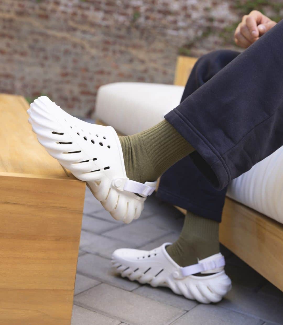 Foot Lockerのインスタグラム：「Cozy Sunday rotation 🐊   Shop new colors of your favorite Crocs styles in store & online now.」