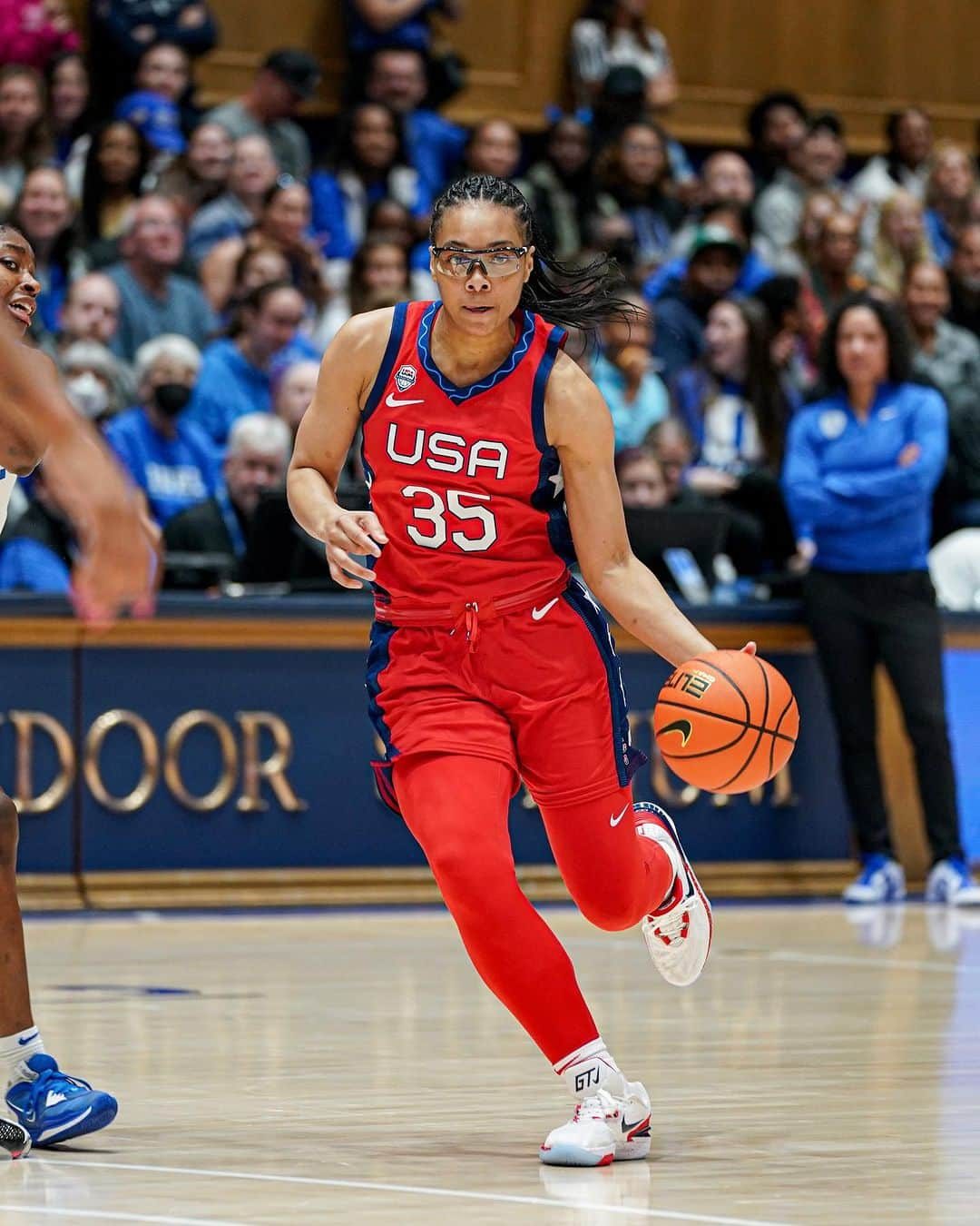 USA Basketballさんのインスタグラム写真 - (USA BasketballInstagram)「AG beats the buzzer 🚨  🇺🇸 #USABWNT」11月13日 4時31分 - usabasketball