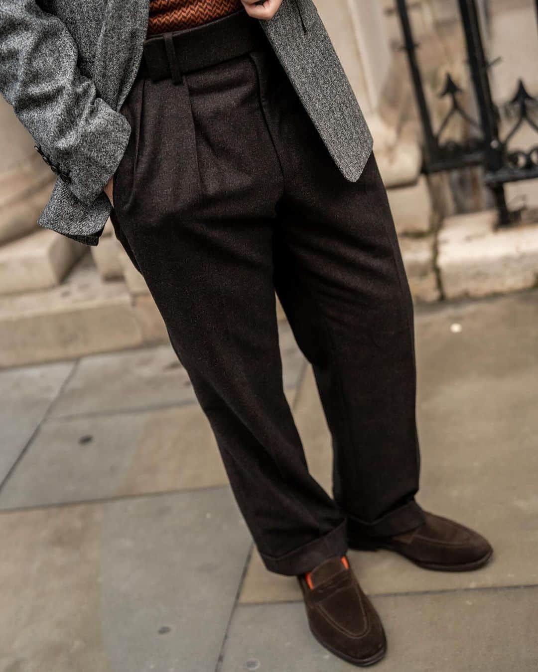 エドワード セクストンさんのインスタグラム写真 - (エドワード セクストンInstagram)「Autumnal tones. Henry pairs our new Mottled Grey Herringbone Sports Jacket with the Burnt Orange and Aubergine Wool-Silk-Cashmere Blend Mock Neck. 📸 @rkzuk.   #edwardsexton #savilerow #menswear #london #tailoring #sartorial #aw23 #autumn #winter #sexton」11月13日 4時47分 - edwardsexton
