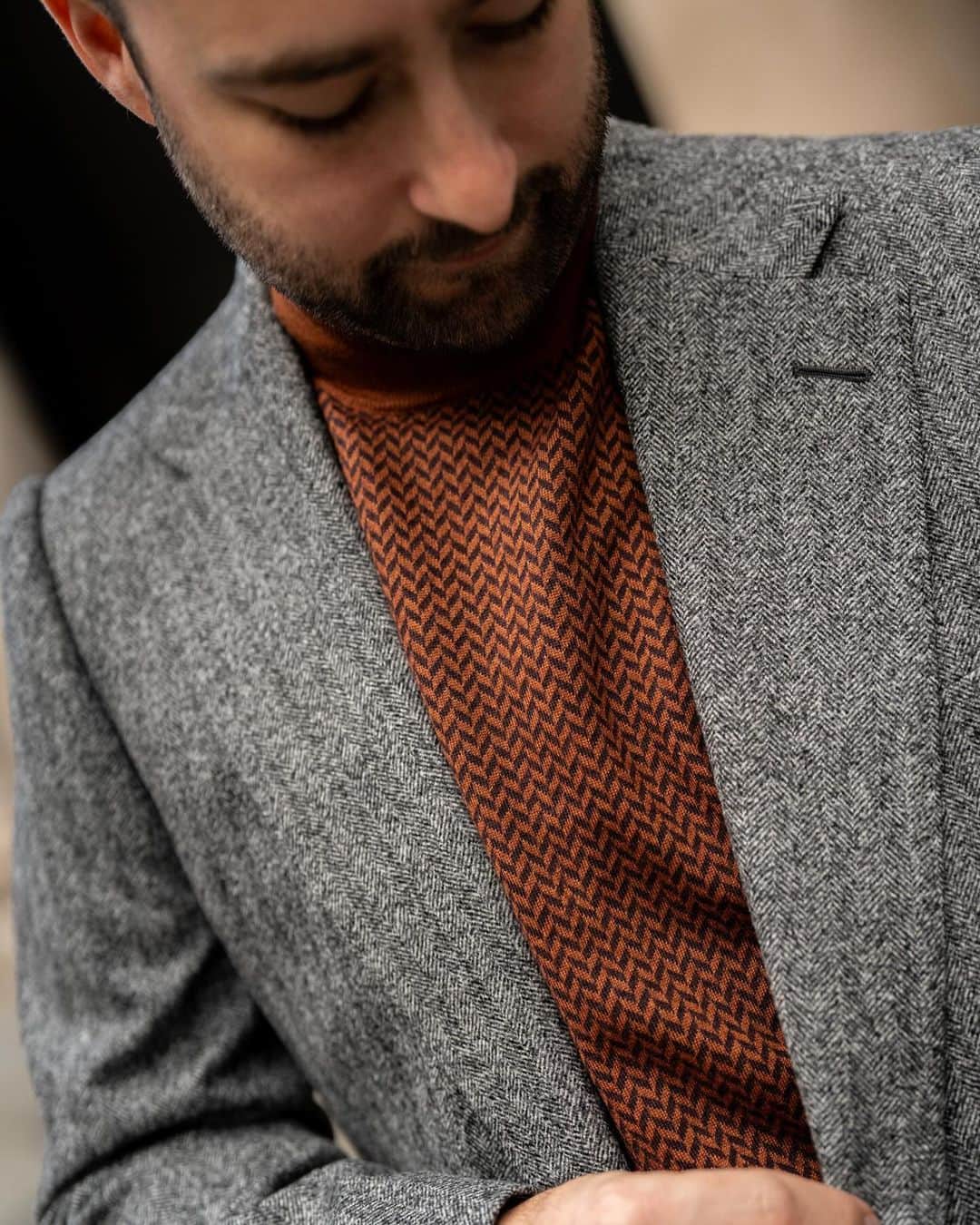エドワード セクストンさんのインスタグラム写真 - (エドワード セクストンInstagram)「Autumnal tones. Henry pairs our new Mottled Grey Herringbone Sports Jacket with the Burnt Orange and Aubergine Wool-Silk-Cashmere Blend Mock Neck. 📸 @rkzuk.   #edwardsexton #savilerow #menswear #london #tailoring #sartorial #aw23 #autumn #winter #sexton」11月13日 4時47分 - edwardsexton