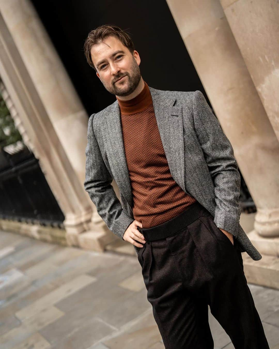 エドワード セクストンのインスタグラム：「Autumnal tones. Henry pairs our new Mottled Grey Herringbone Sports Jacket with the Burnt Orange and Aubergine Wool-Silk-Cashmere Blend Mock Neck. 📸 @rkzuk.   #edwardsexton #savilerow #menswear #london #tailoring #sartorial #aw23 #autumn #winter #sexton」