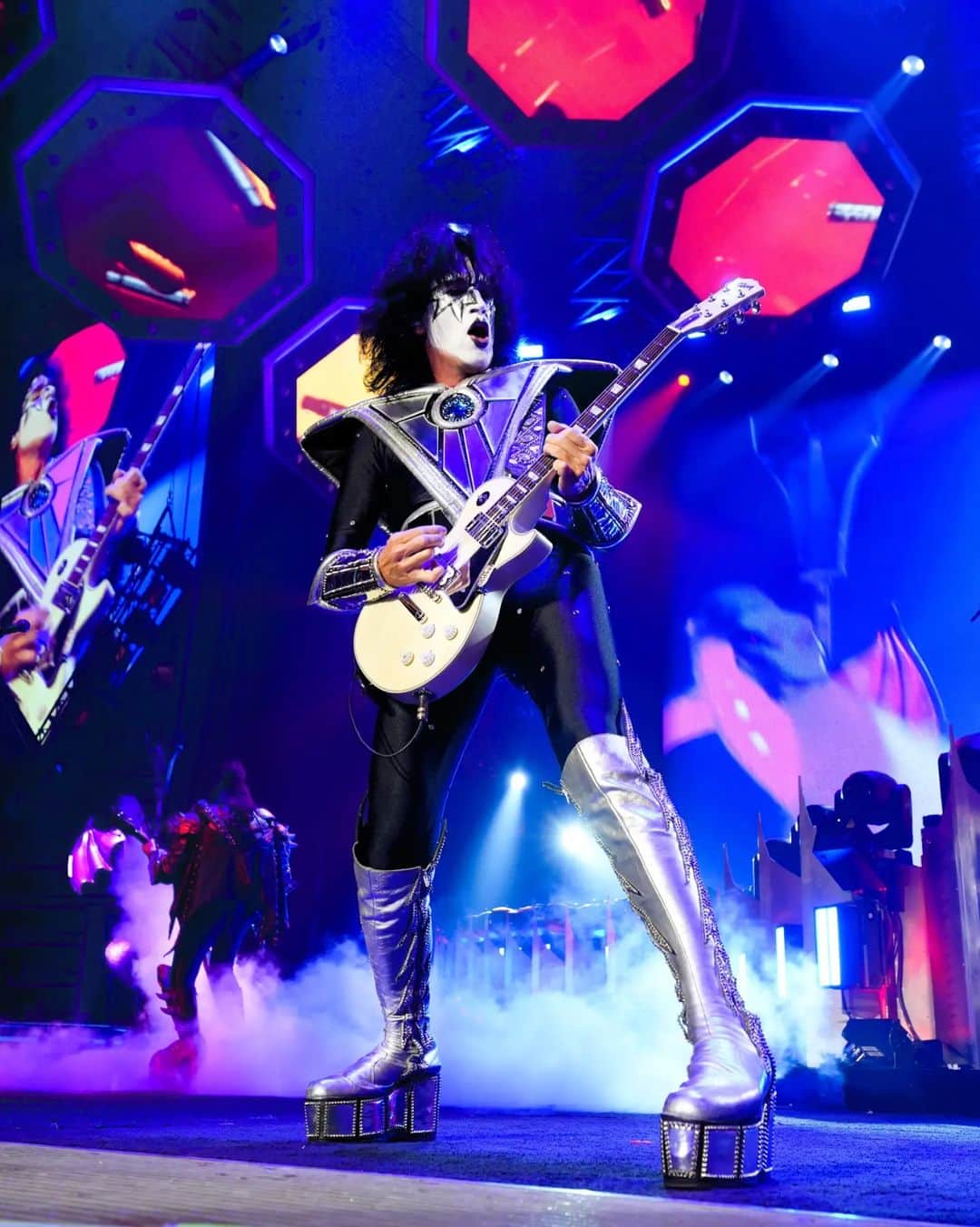 KISSのインスタグラム：「#CALGARY! This is it! Our final night together. So be READY to ROCK...WE ARE! @scotiabank.saddledome #EndOfTheRoadTour  Photos: Keith Leroux」