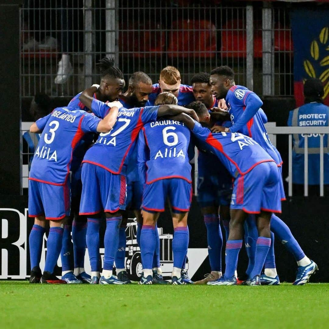 ニコラス・タグリアフィコのインスタグラム：「Vamos!!! Victoria importante en Rennes!! 💪🏻🔴🔵」