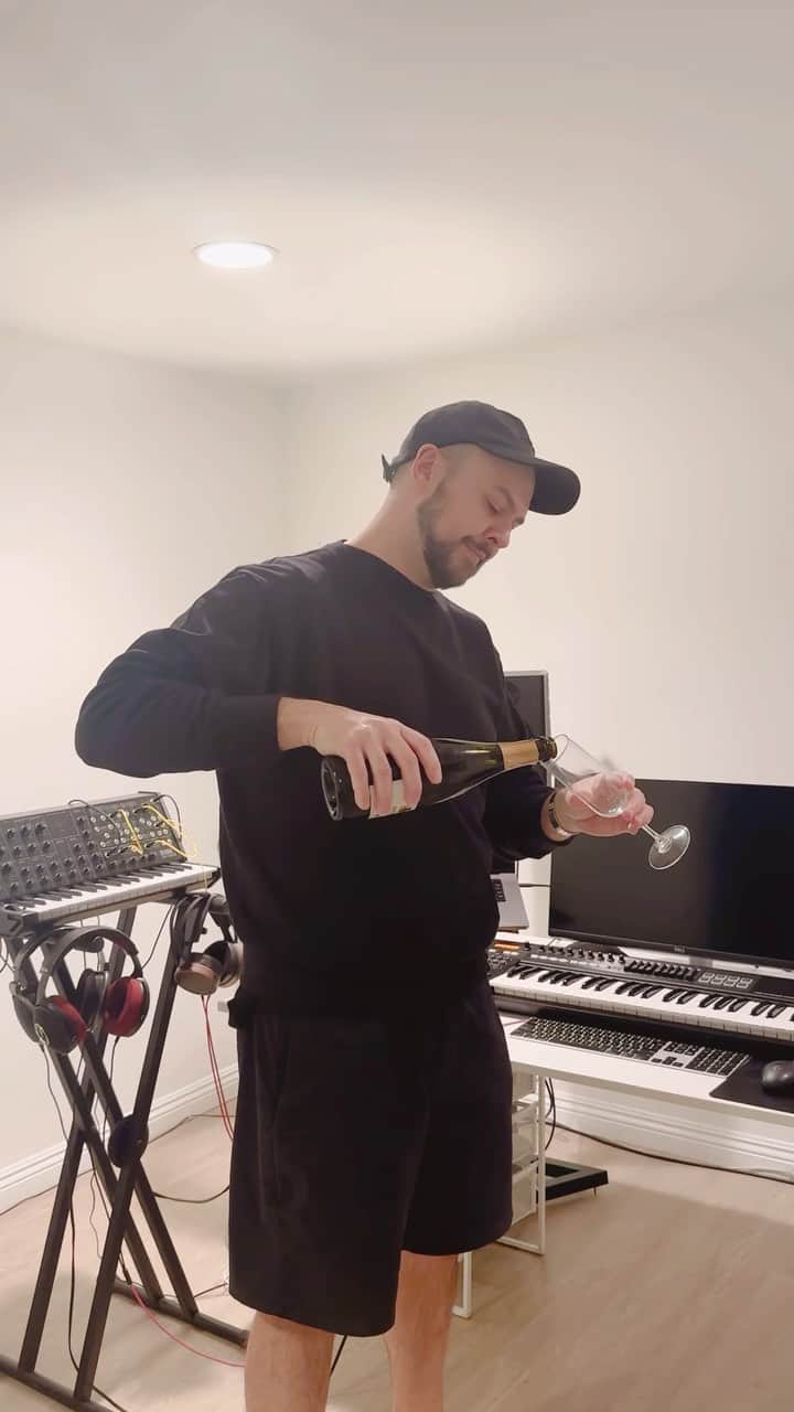 ジ・アストン・シャッフルのインスタグラム：「This is how you drink champagne alone, right? Can’t not celebrate dropping new music 🍾」