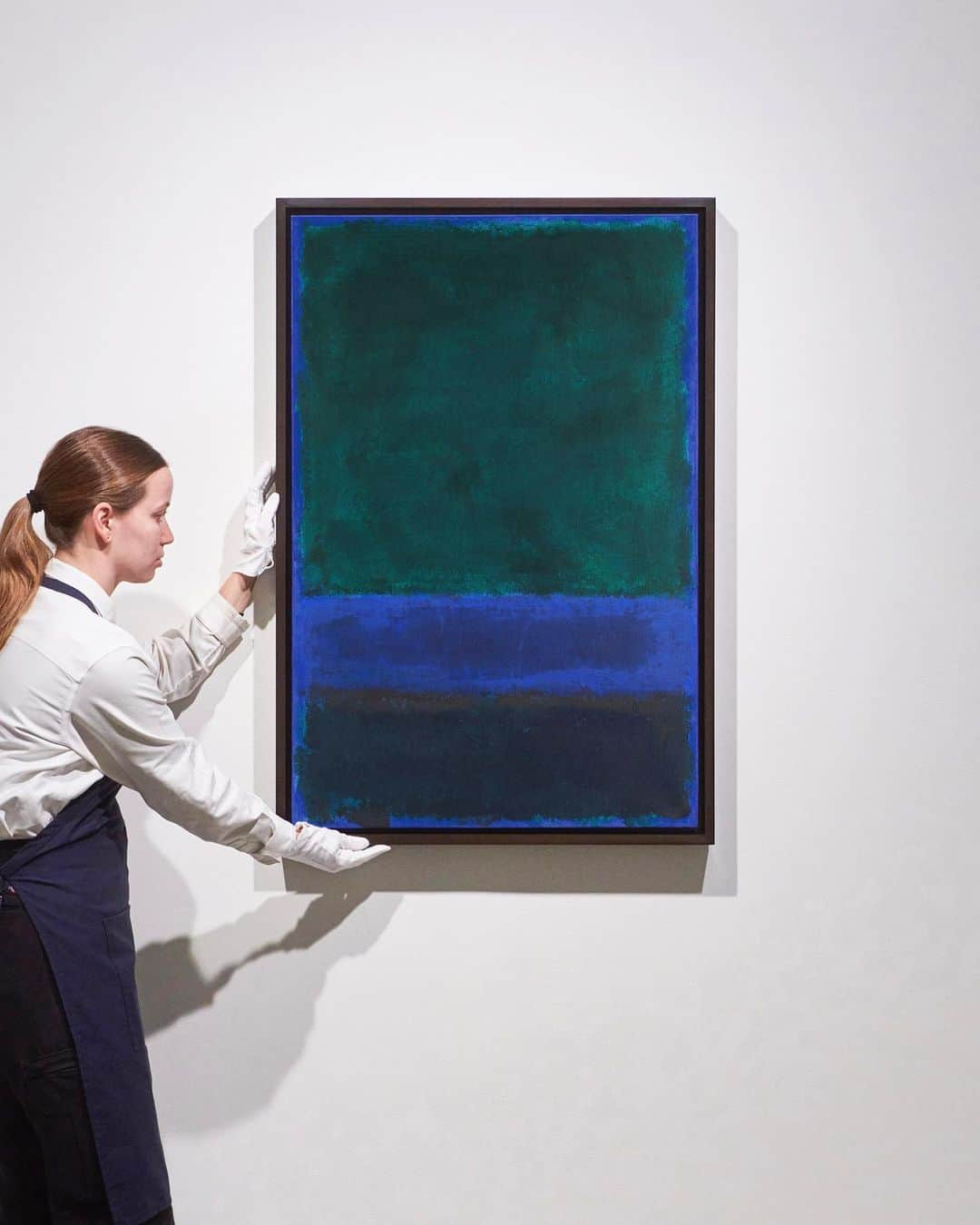 サザビーズさんのインスタグラム写真 - (サザビーズInstagram)「Emerging from a brilliant ground of cobalt blue, three fields of rich color, varying in tonality, begin to glow in Mark Rothko’s ‘Untitled’ from 1968. An exquisite example of his mastery of light, color and form, the work is characteristic of Rothko’s later years when he focused his energies on exploring the limits of painting on paper.  Rothko produced a number of paintings on paper that, in their subtly varied hues and luminosity, rank among the richest orchestrations of color in his career. Many of the greatest of these works date from the late 1960s, when, under doctor’s orders not to lift heavy canvases, Rothko turned to the lighter and more versatile medium of paper.  ‘Untitled’ has been held in the distinguished collection of Pitt and Barbara Hyde for nearly 20 years and is offered to benefit the Memphis Brooks Museum of Art. Proceeds from the sale in the Modern Evening Auction at #SothebysNewYork on 13 November will support the construction of a new home for the museum—a 122,000 square-foot landmark space on the city’s riverfront that will reopen in 2026 as the Memphis Museum of Art. #SothebysModern #MarkRothko」11月13日 5時07分 - sothebys