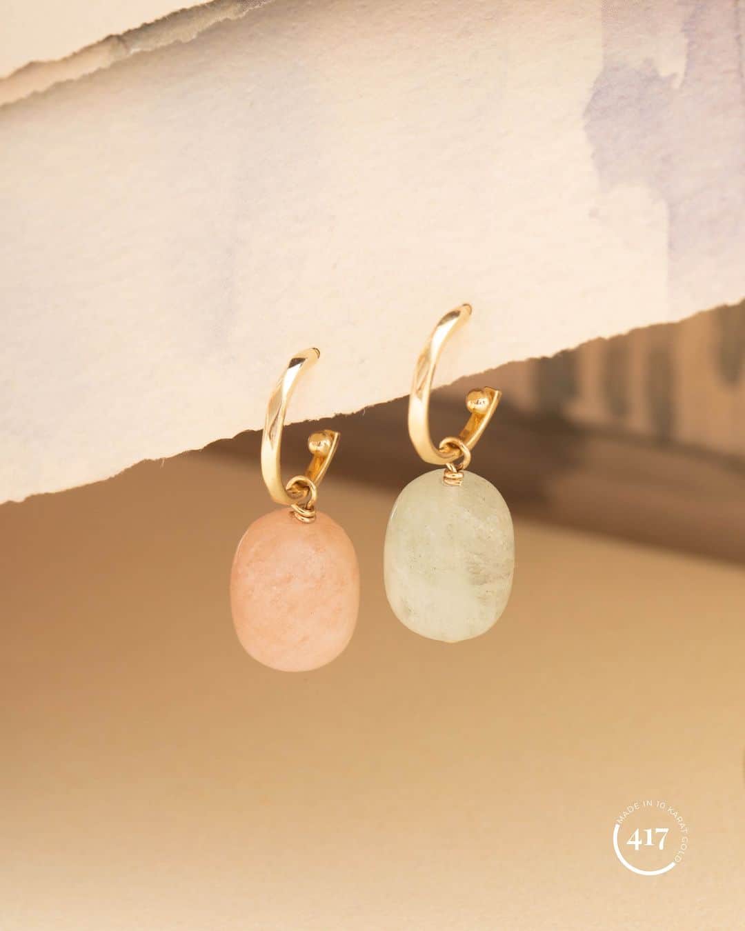 カレ ジュエリーさんのインスタグラム写真 - (カレ ジュエリーInstagram)「Holiday season 2023. Buy now or add to your wishlist on Ønskeskyen.dk directly from our webshop. 10-karat hoops and charms set with real gemstones.    #earrings #earring #pendants #carre #gemstonejewellery #gemstones #carrejewellery #jewelry」11月13日 5時00分 - carrejewellery