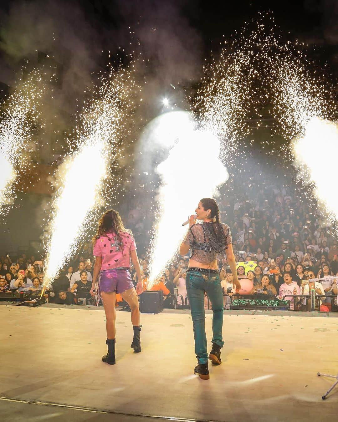 Ha-Ashさんのインスタグラム写真 - (Ha-AshInstagram)「Pachuca, 🙏🏻❤️ nos regalaron una noche increíble. Gracias por regalarnos tanta buena energía y entrega.  Chequen este 🔝#KaraokeConHaAsh 💃🏻🕺🏻💃🏻❤️‍🔥❤️‍🔥❤️‍🔥❤️‍🔥❤️‍🔥❤️‍🔥❤️‍🔥」11月13日 5時00分 - haashoficial