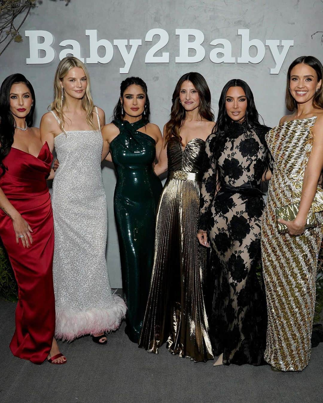 ジェシカ・アルバさんのインスタグラム写真 - (ジェシカ・アルバInstagram)「Incredible night @baby2baby annual gala! I’m so proud of @kellysawyer and @norahweinstein who work relentlessly all year long to provide essentials for children living in poverty 🤍🫶🏽✨Over the last 12 years, #Baby2Baby has provided over 375 million basic essentials to children living in poverty across the country. It is such an honor to be part of such an impactful organization 🙏🏽 Congratulations to the queen @salmahayek on receiving the Giving Tree Award for her dedication to women and children in need - te amo ❤️ And a huge thank you to all of the incredible sponsors for making this evening possible - @paulmitchell @michaelinedejoria @CityNationalBank and @VolvoCarUsa 🙌🏽」11月13日 5時01分 - jessicaalba