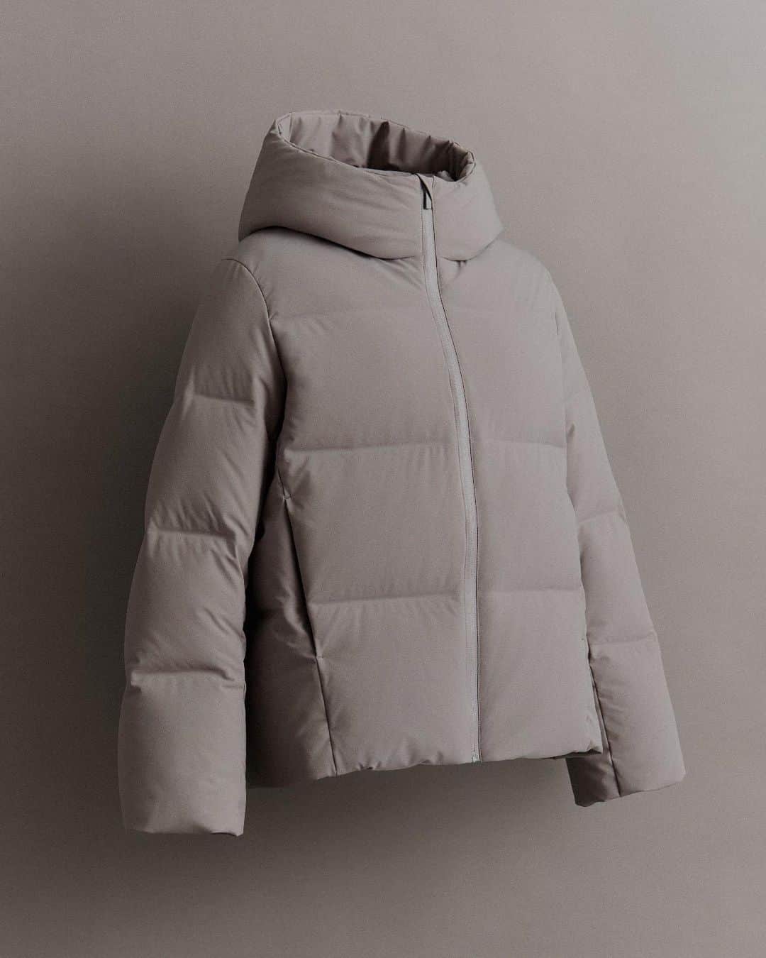 uniqlousaのインスタグラム：「Everyone’s getting down for winter in our fan-favorite Seamless Down Parka. It protects from wind, rain, and cold temps ❄🌧🥶  Shop the premium down jacket for ultimate warmth this season, in stores + online.  #Uniqlo #Uniqlousa」