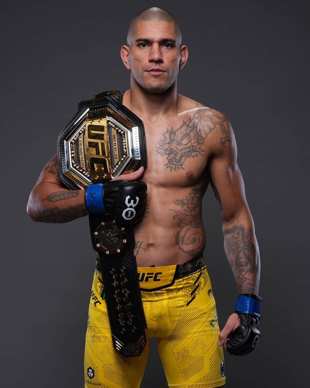 UFCのインスタグラム：「A champion once again 🏆  @AlexPoatanPereira now sits atop the LHW throne! #UFC295」