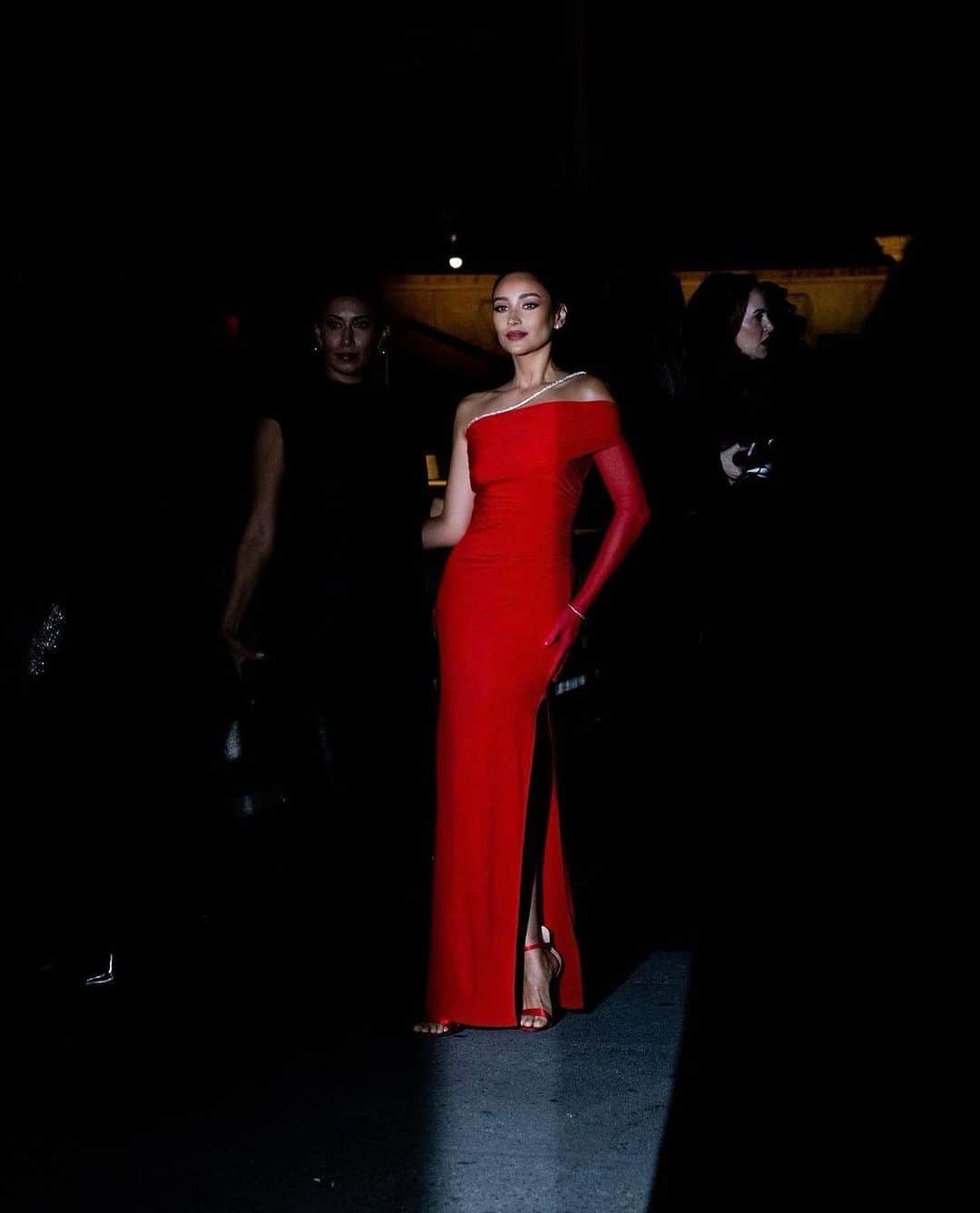エルベ レジェのインスタグラム：「Knockout @shaymitchell   📷 @pauldellozphotography   #cfda #cfdaawards #herveleger #shaymitchell」