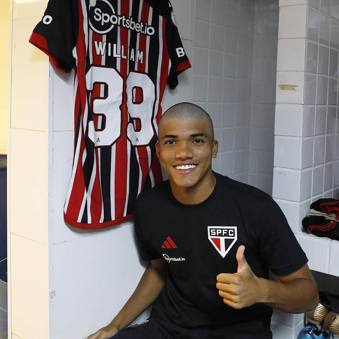 São Paulo FCのインスタグラム：「😀👍 O atacante @williamgoms_, de 17 anos, está relacionado pela primeira vez.  Natural de Aracaju-SE, o jovem chegou a Cotia em 2018 e neste ano foi um dos destaques da equipe sub-17, vice-campeã paulista e do Brasileiro.  William também foi chamado para algumas partidas do Sub-20, incluindo as duas contra a Ferroviária pela semi do Paulista: na ida, entrou no intervalo e fez dois gols na vitória por 3 a 2, em Cotia.  #MadeInCotia #VamosSãoPaulo 🇾🇪  📸 Rubens Chiri / saopaulofc」