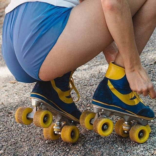 プレイボーイのインスタグラム：「Rolling into the week like @julia.almendra 🛼 Photographed by @emanueleferrariph」