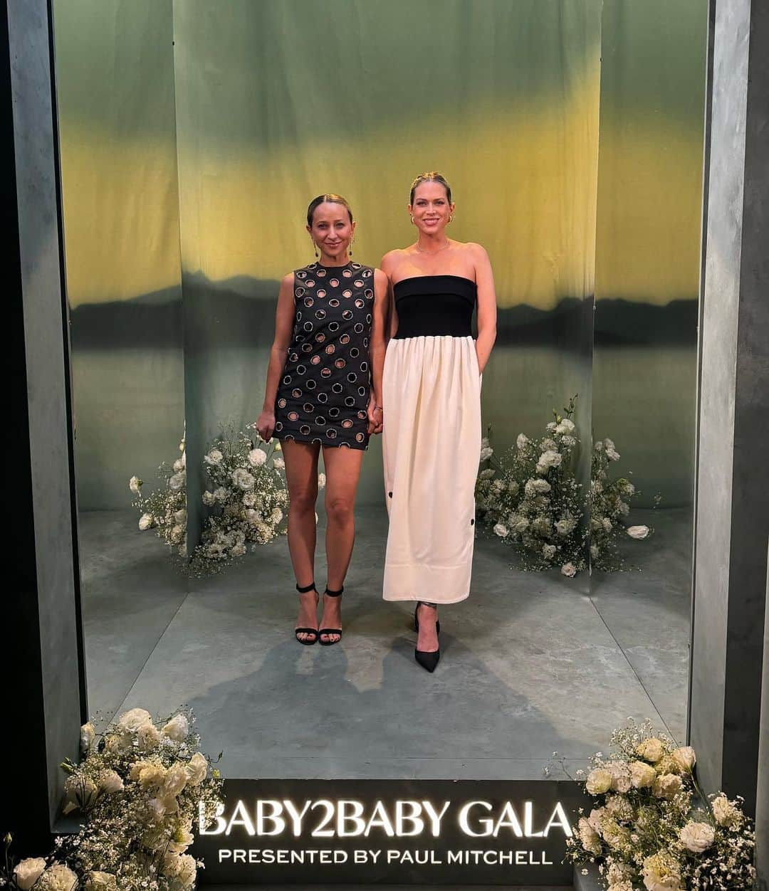 エリン・フォスターさんのインスタグラム写真 - (エリン・フォスターInstagram)「Baby2baby 2023 ✨ Special shout out to @kellysawyer who didn’t make it into my photos, but loaned me this dress and also raised over $11M for children in need. Both important causes.」11月13日 5時27分 - erinfoster