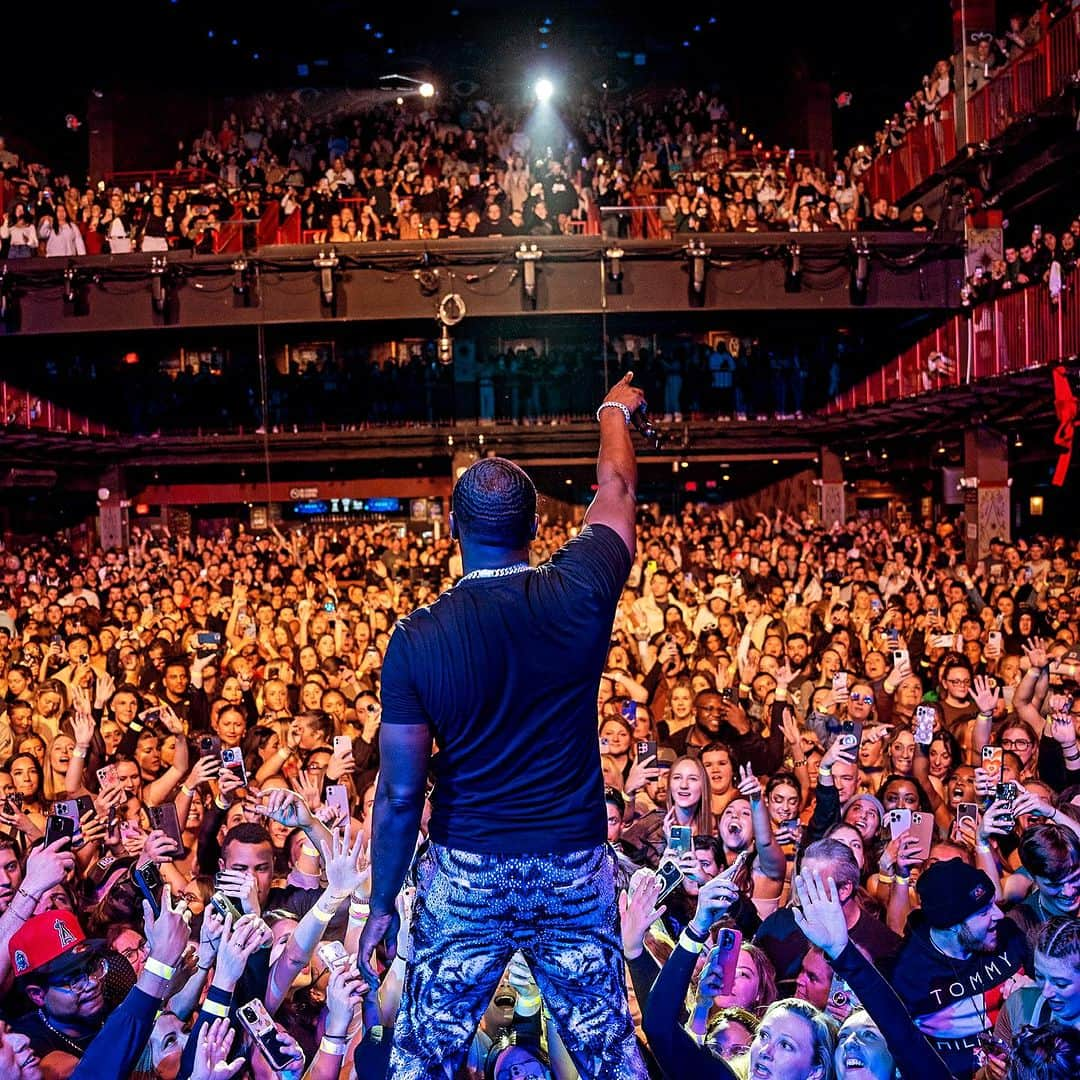 エイコンのインスタグラム：「Thank You Boston for an amazing experience. You guys are Fckn incredible!!!! AKON SUPERFAN TOUR!!!!」