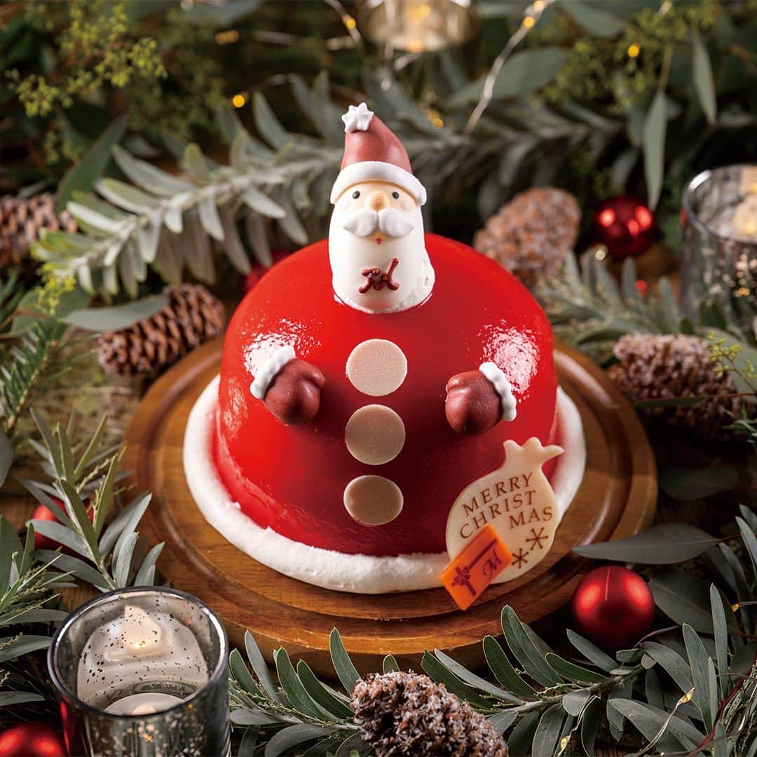 堂島ロール（モンシェール）のインスタグラム：「🎁モンシェールのクリスマス🎄 - Christmas Collection 2023 -  今年もモンシェールパティシエが手掛けるクリスマスケーキが登場します！  ファンファンサンタ 3,780円(税込)  ふんわりスポンジ生地にベリームースを重ねた可愛らしいサンタさんのケーキ。 小さなお子様にも喜ばれる、ご家族の団欒にぴったり！  モンシェール店舗にてご予約承り中。  ※お取り扱い商品やお渡し期間は店舗により異なりますので、まずは希望店舗にお問い合わせください。 ※数量に限りがございますので品切れの際はご容赦ください。  @dojima_moncher #dojimaroll  #堂島ロール #パティスリーモンシェール  #クリスマスケーキ予約 #ホールケーキ  #クリスマスケーキ #クリスマス2023」