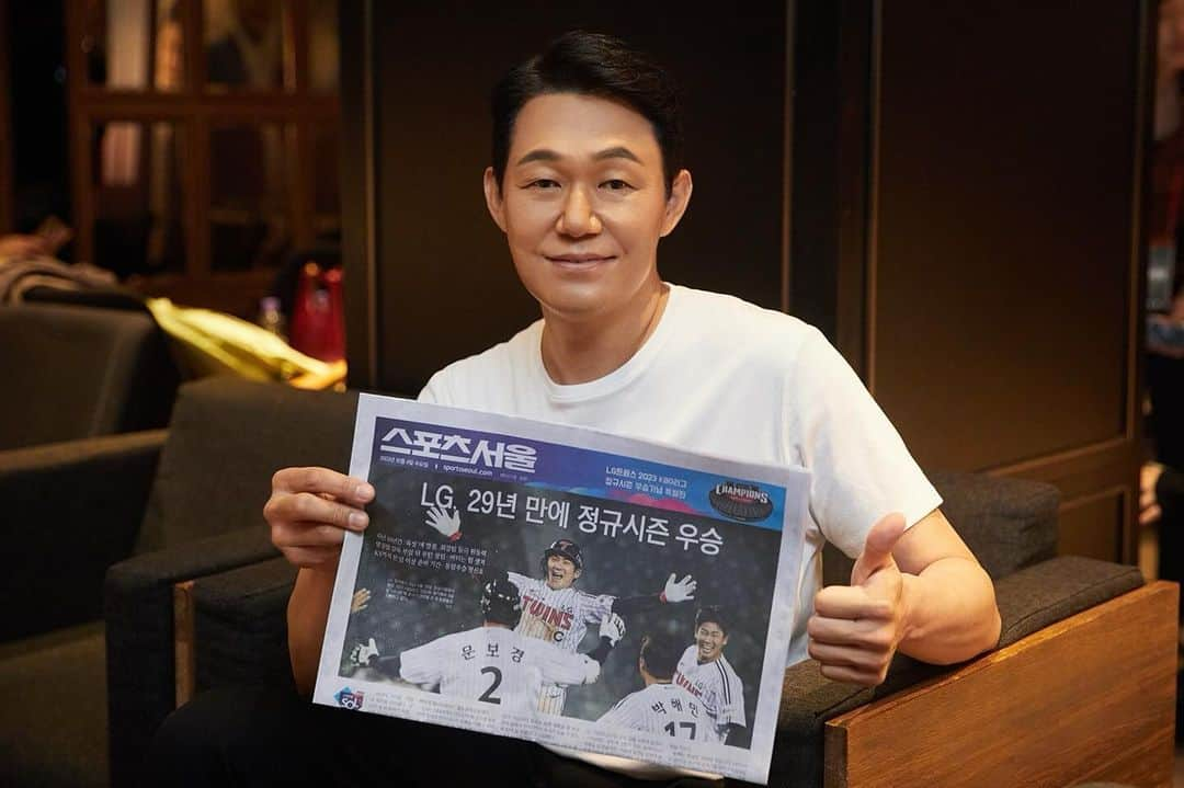 C-JeS エンタテイメントのインスタグラム：「박성웅도 함께 응원합니다⚾️ LG트윈스의 29년 만의 한국시리즈 우승🏟️  우승을 향한 뜨거운 열정! 열정! 열정!💥  #박성웅 #PARKSUNGWOONG  #씨제스타그램 #cjestagram」