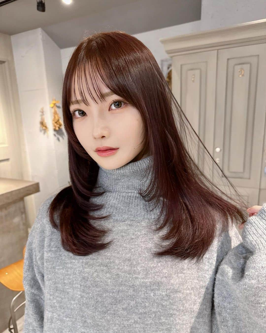 新谷姫加のインスタグラム：「髪色復活〜🍒 この色肌が明るく見えるから好き☺︎」
