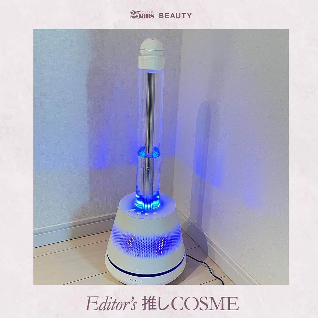 25ans Beautyさんのインスタグラム写真 - (25ans BeautyInstagram)「【世界初！光触媒搭載のカルテックの美容加湿器】  ここ最近ぐっと湿度が下がって寒くなり、先週は初めて暖房をつけた我が家でしたが、そうするとこれからの季節、気になるのが乾燥。ですが今年はその乾燥に悩む季節も心地よく過ごせる強い味方が、世界初！光触媒を搭載したカルテックの美容加湿器です。  こちら、見た目もスタイリッシュで、これが加湿器なの⁈と思う美しいデザイン。見た目だけでなく、機能も素晴らしく、世界初といわれる、光触媒のテクノロジーによって、純度の高い水がミストとなってお部屋や肌をを潤わせてくれます。 加湿器はともするときちんとお手入れしないと、心配になるのがカビなどの問題ですが、光触媒によって菌の発生を抑制してくれるので、毎日お水を入れ替えたりする必要なく、また難しいお手入れなどなく、いつもきれいなミストの状態をキープしてくれる、というのが何よりの魅力です✨  専用カートリッジが、水道水に含まれる残留塩素（カルキ）などを取り除いてくれる設計で、また、ミストは肌に負担をかけないと言われる弱酸性のｐH4.5～6.5に保つことできるそう。超軟水のミストは、肌あたりもとってもピュアで柔らかで、心地いい！　お部屋の空気が潤いながら、クリアになっていく感じがして、とっても心地いいのです。またアタッチメントを変えると、フェイシャル用としても使えるとあって、なんともありがたい美容家電です。  我が家には2歳の子どもがいるのですが、そんなキッズやベイビーがいる家庭に、そしてペットや高齢者がいらっしゃるお家にも、とっても安心で嬉しい加湿器ではないかなと使っていて日々思います。今年の冬はこちらの加湿器と共に、潤いながら過ごしたいと思います♪  カルテック　Yuragi　潤水プルミエール  ■25ans Beauty アカウント @25ans_beauty をフォローお願いします！ 女性誌 25ans（ヴァンサンカン）より、年齢、肌質の異なる美容編集者４人のフィルターを通した、美容健康情報をお届けするアカウントです。  #beauty #instabeauty #美容 #コスメ #美容好きな人と繋がりたい #新作コスメ #美容加湿器　#加湿器 #カルテック　#yuragi潤水プルミエール #乾燥対策 #潤う #光触媒 #世界初 #潤水プルミエール #25ans」11月13日 15時01分 - 25ans_beauty