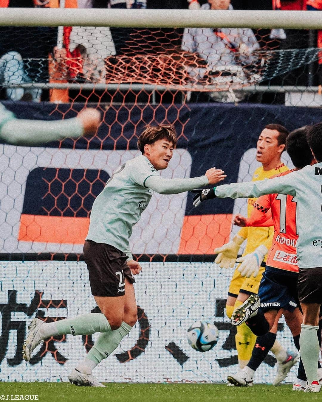 Ｊリーグさんのインスタグラム写真 - (ＪリーグInstagram)「📸𝐉.𝐋𝐄𝐀𝐆𝐔𝐄 𝐏𝐡𝐨𝐭𝐨𝐠𝐫𝐚𝐩𝐡⚽  ∼明治安田生命Ｊ２リーグ第42節∼ Ｊ１昇格を決めたのは、"ジュビロ磐田" Ｊ１昇格プレーオフへの進出は、 東京ヴェルディ、清水エスパルス、モンテディオ山形、ジェフユナイテッド千葉の4クラブ‼️  #ジュビロ磐田 #松本昌也 #ドゥドゥ #東京ヴェルディ #中原輝 #深澤大輝 #清水エスパルス #乾貴士 #カルリーニョスジュニオ #モンテディオ山形 #高橋潤哉  #Jリーグ #jleague #サッカー #soccer #football #J30」11月13日 14時54分 - jleaguejp