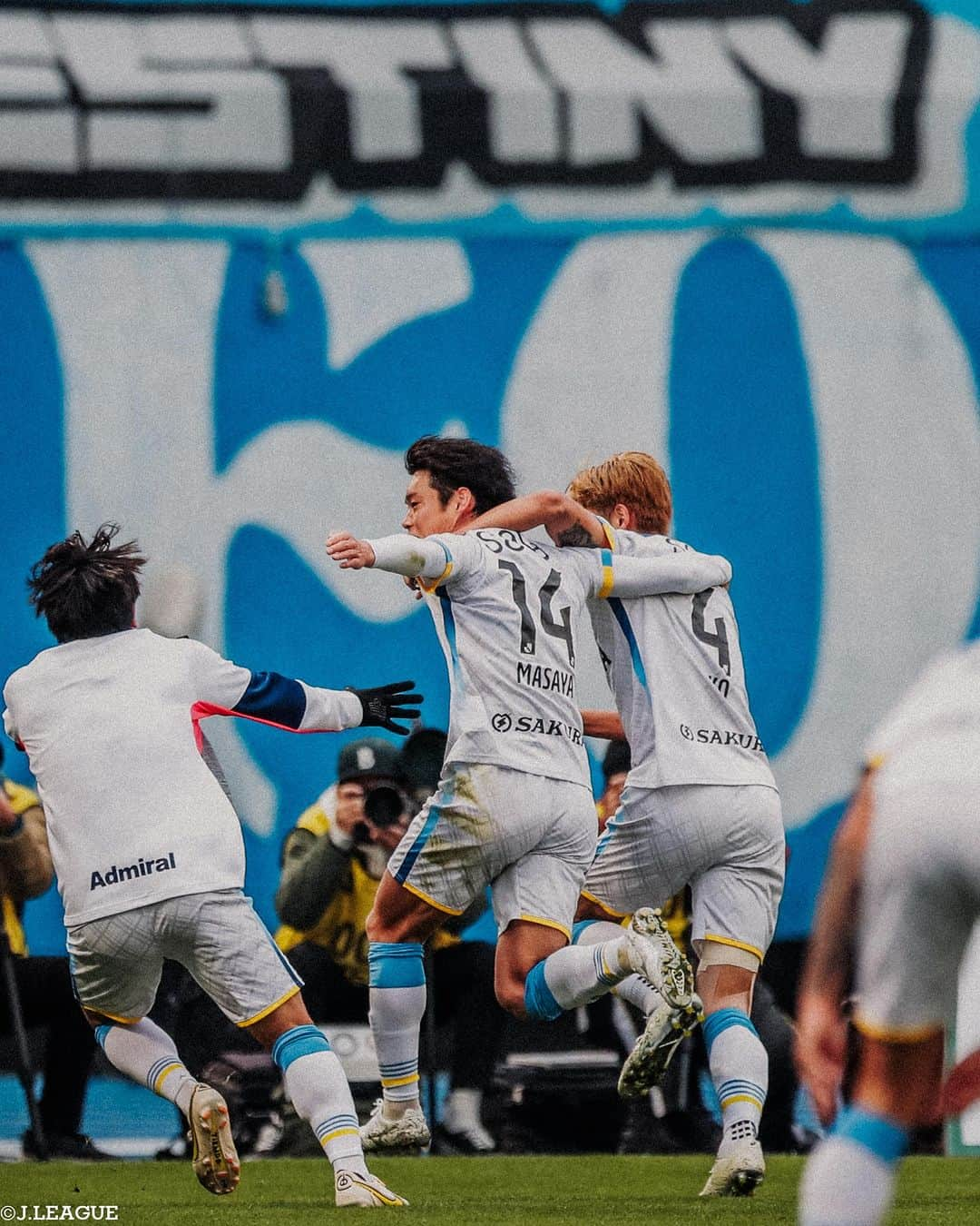 Ｊリーグさんのインスタグラム写真 - (ＪリーグInstagram)「📸𝐉.𝐋𝐄𝐀𝐆𝐔𝐄 𝐏𝐡𝐨𝐭𝐨𝐠𝐫𝐚𝐩𝐡⚽  ∼明治安田生命Ｊ２リーグ第42節∼ Ｊ１昇格を決めたのは、"ジュビロ磐田" Ｊ１昇格プレーオフへの進出は、 東京ヴェルディ、清水エスパルス、モンテディオ山形、ジェフユナイテッド千葉の4クラブ‼️  #ジュビロ磐田 #松本昌也 #ドゥドゥ #東京ヴェルディ #中原輝 #深澤大輝 #清水エスパルス #乾貴士 #カルリーニョスジュニオ #モンテディオ山形 #高橋潤哉  #Jリーグ #jleague #サッカー #soccer #football #J30」11月13日 14時54分 - jleaguejp