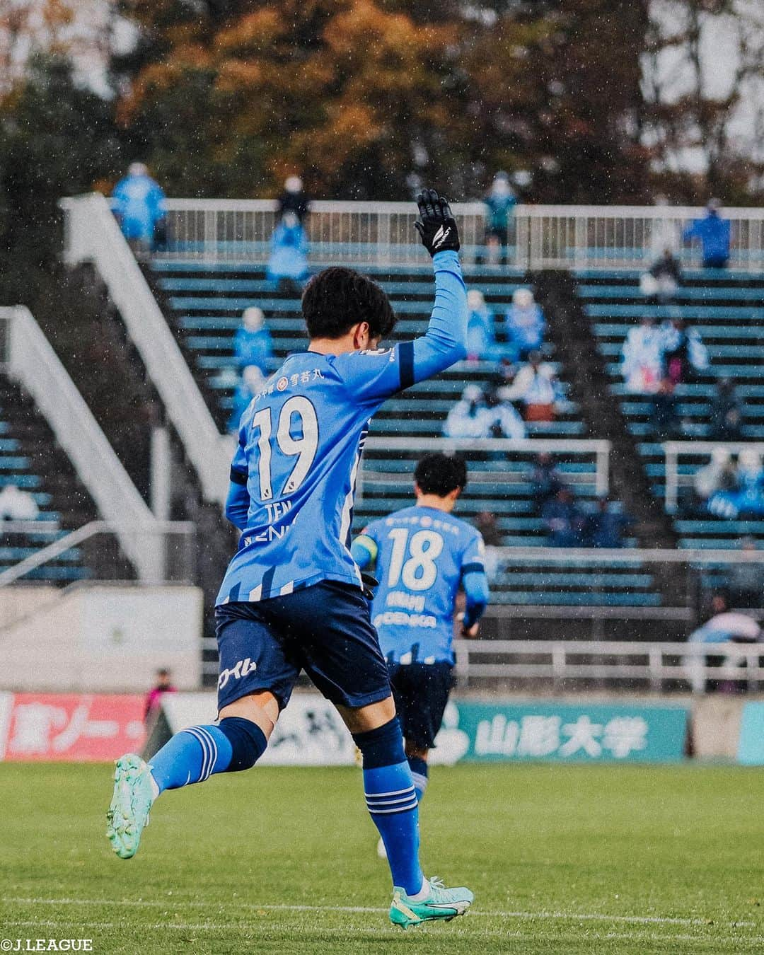 Ｊリーグさんのインスタグラム写真 - (ＪリーグInstagram)「📸𝐉.𝐋𝐄𝐀𝐆𝐔𝐄 𝐏𝐡𝐨𝐭𝐨𝐠𝐫𝐚𝐩𝐡⚽  ∼明治安田生命Ｊ２リーグ第42節∼ Ｊ１昇格を決めたのは、"ジュビロ磐田" Ｊ１昇格プレーオフへの進出は、 東京ヴェルディ、清水エスパルス、モンテディオ山形、ジェフユナイテッド千葉の4クラブ‼️  #ジュビロ磐田 #松本昌也 #ドゥドゥ #東京ヴェルディ #中原輝 #深澤大輝 #清水エスパルス #乾貴士 #カルリーニョスジュニオ #モンテディオ山形 #高橋潤哉  #Jリーグ #jleague #サッカー #soccer #football #J30」11月13日 14時54分 - jleaguejp