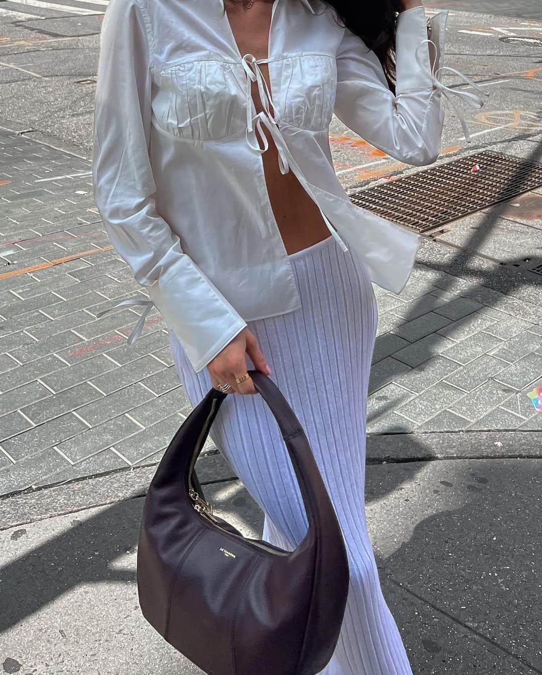 Beginning Boutiqueのインスタグラム：「Humble staple: the all white 'fit 🤍 @notsammishapiro styles the RESTOCKED Sndys Baha Ribbed White Skirt!」