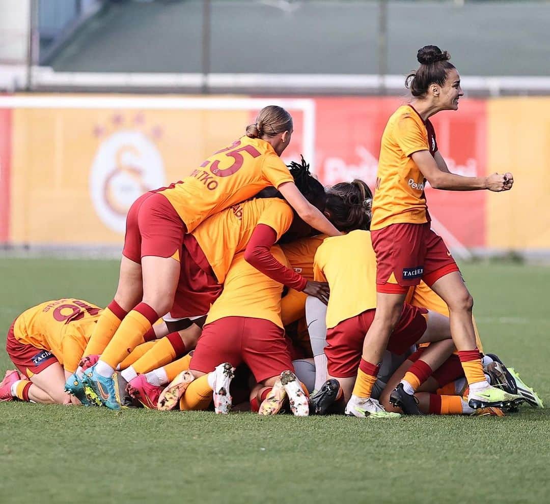 ガラタサライSKのインスタグラム：「Günaydın #Galatasaray Ailesi」