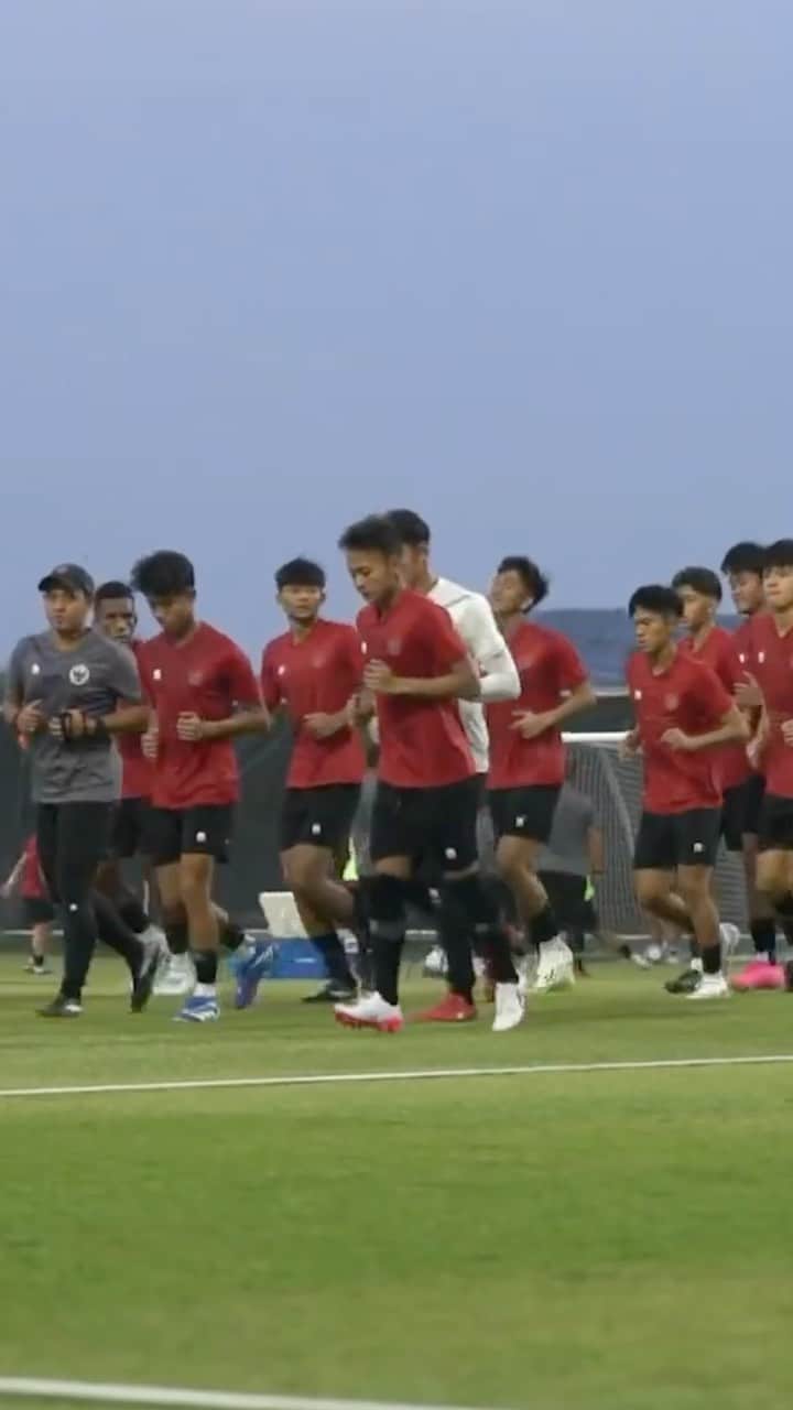 エリック・トヒルのインスタグラム：「Timnas Indonesia kembali berlaga di Piala Dunia U-17 hari ini. Berikan yang terbaik. Jaga kekompakan dan berjuang demi Garuda.   Bismillah 🇮🇩」