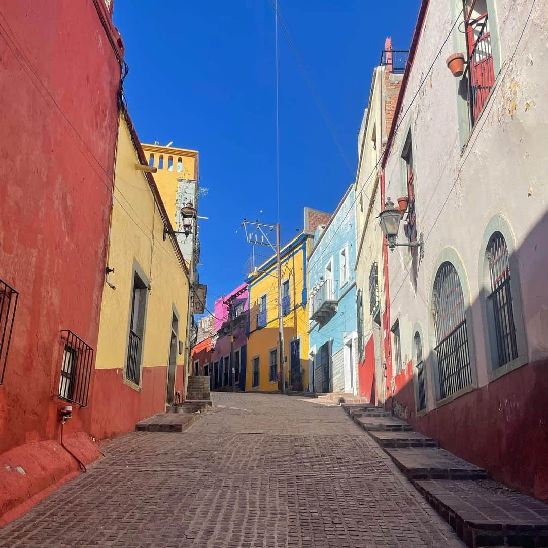 つばさ舞さんのインスタグラム写真 - (つばさ舞Instagram)「. つばさ舞のメキシコ旅行✈️🇲🇽 . エイトウーマン × GANTZ のTシャツ着てグアナファトお出かけ❤️ . . . メキシコの大人も子供も順番に、 このTシャツを見に来てた🤣😂笑 日本人が珍しいのか私に興味津々‼️ 言葉は一切通じないのに、 なんか凄く仲良くなれた気がする🥰 . . . . . . . #つばさ舞#AV女優 #メキシコ旅行 #グアナファト #GANTZ #エイトマンプロダクション」11月13日 15時05分 - tubasa___mai