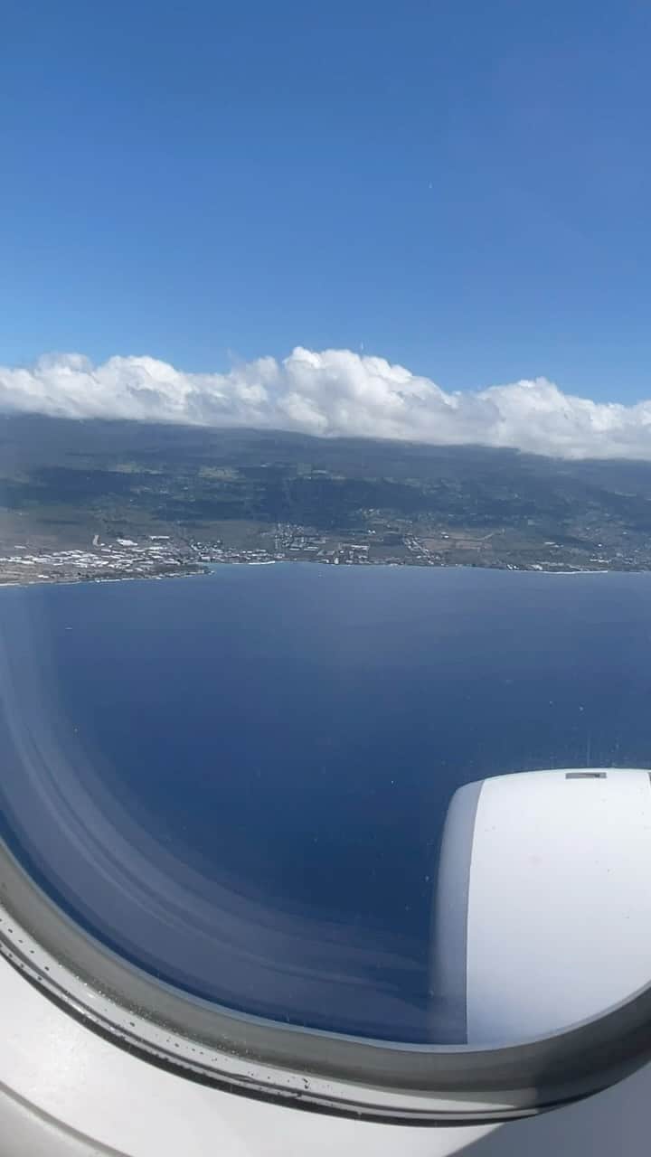 ハワイアン航空のインスタグラム：「Happy #ブルーマンデー 💙  ハワイ島カイルア・コナが見えてきたよ😎  #MondayBlues #ハワイ島 #コナ #羽田コナ #直行便でハワイ島へ  #Hawaii #ハワイ好きな人と繋がりたい」