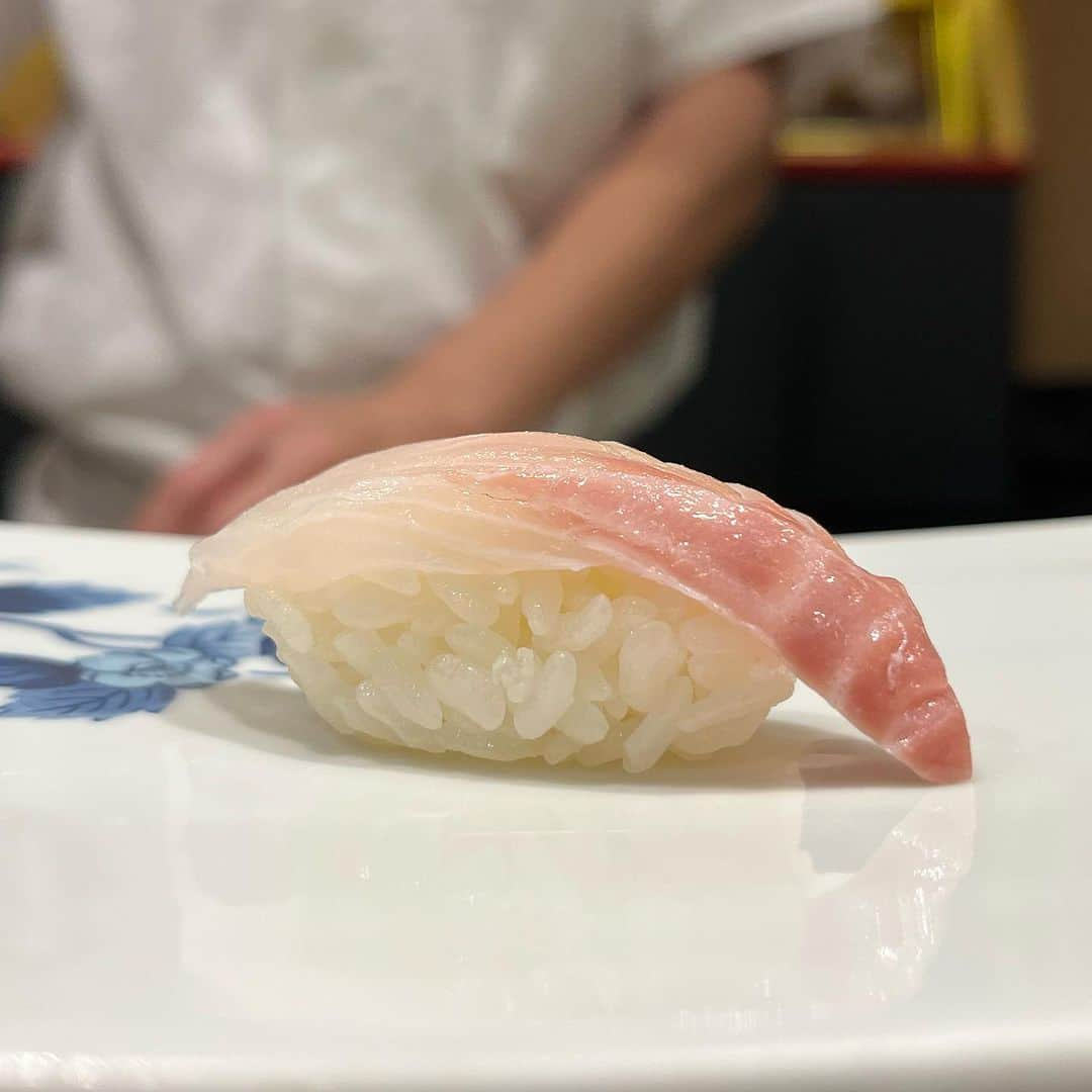 SUSHI KANDA • 寿司神田のインスタグラム：「イシガキ鯛  From Shizuoka   For reservation: 099.606.0013 Or Line ID 027126639  #sushikanda #sushi #japanesecuisine #sashimi #foodporn #aroi #aroiibkk #ginraidee #paigingun #wongnai #edtguide #bkkmenu #starvingtime #寿司神田 #寿司スタグラム #鮨 #寿司 #すし #バンコク寿司 #銀座グルメ #赤酢 #横井醸造」