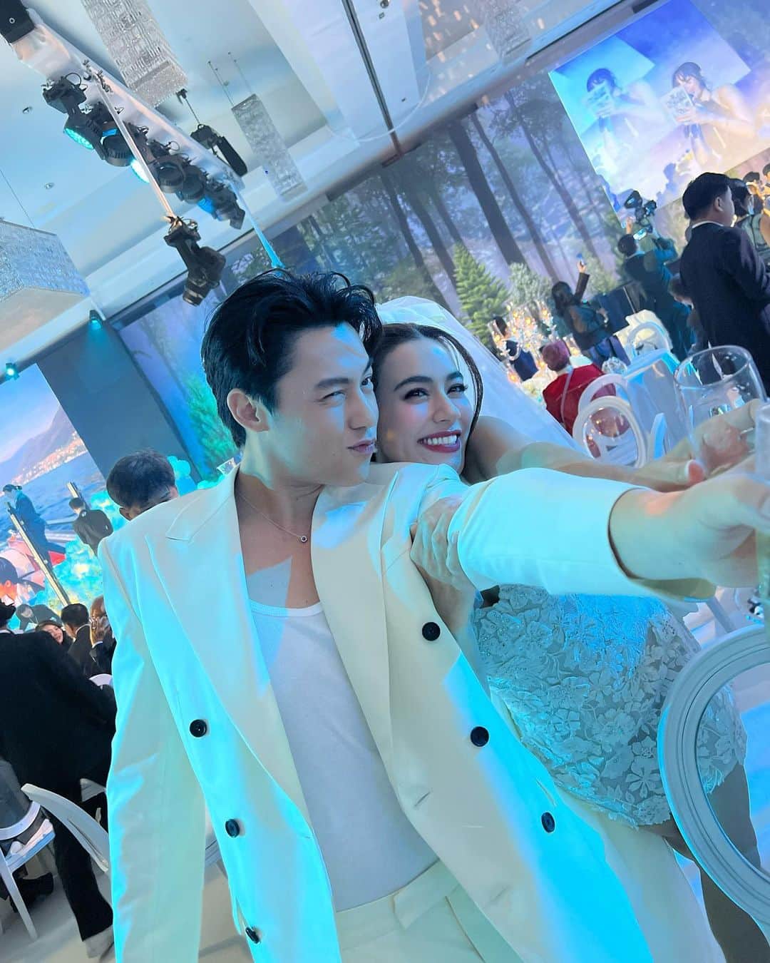 ボーイ・パコーン・チャッボリラックさんのインスタグラム写真 - (ボーイ・パコーン・チャッボリラックInstagram)「ดีใจด้วย คุณดิน-คุณน้ำ 🤍  ดีใจด้วยมากๆนะน้องรัก @mark_prin @kimmy_kimberley  #markkimthewedding」11月13日 15時13分 - boy_pakorn