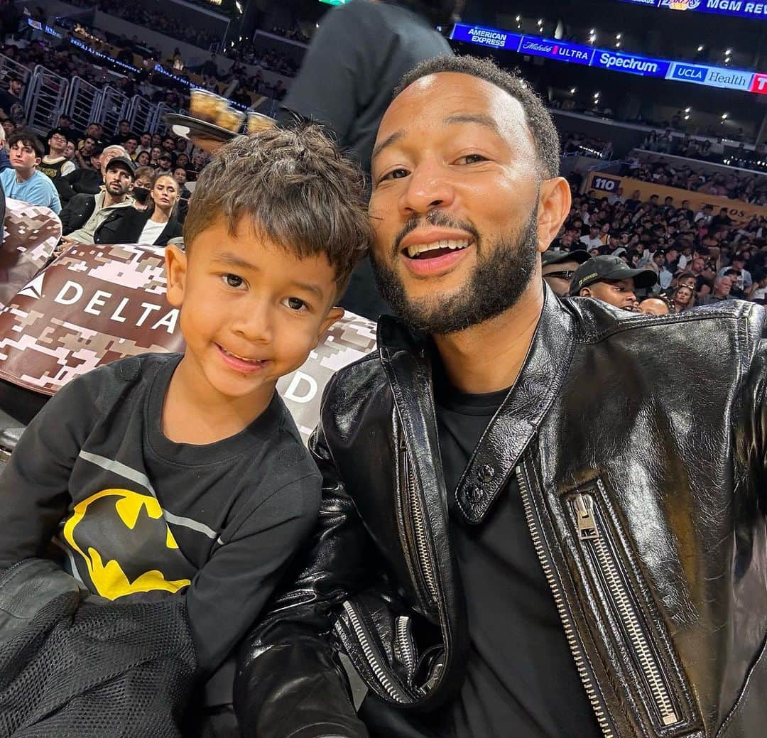 ジョン・レジェンドのインスタグラム：「Thank you @lakers for a great game and great seats!」